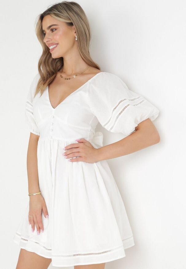 Born2be - Biała Sukienka Mini z Głębokim Dekoltem z Lnu i Bawełny Janova. Okazja: na co dzień. Kolor: biały. Materiał: len, bawełna. Wzór: aplikacja. Styl: klasyczny, casual. Długość: mini