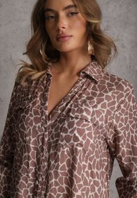Renee - Beżowa Sukienka z Wiskozą o Koszulowym Kroju w Giraffe Print Braloria. Okazja: na randkę. Kolor: beżowy. Materiał: wiskoza. Wzór: nadruk. Typ sukienki: koszulowe. Styl: klasyczny #5