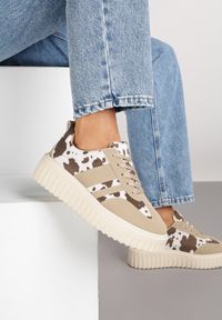 Renee - Czarno-Białe Sneakersy na Tłoczonej Platformie z Paskami Rilasena. Okazja: na co dzień. Zapięcie: pasek. Kolor: czarny. Wzór: paski. Obcas: na platformie