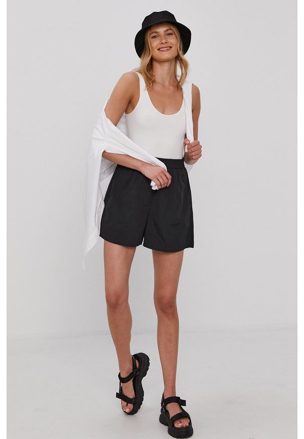 Vero Moda - Szorty. Okazja: na co dzień. Kolor: czarny. Materiał: tkanina, poliester. Wzór: gładki. Styl: casual