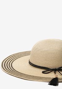 Renee - Beżowy Kapelusz z Chwostami i Koralikami z Szerokim Rondem Vadala. Kolor: beżowy. Materiał: len, materiał. Sezon: lato. Styl: boho, elegancki