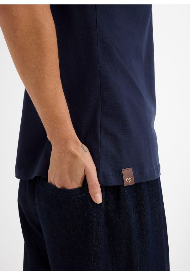 bonprix - T-shirt z haftem. Kolor: niebieski. Materiał: bawełna. Wzór: haft. Styl: klasyczny