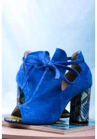 Casu - Chabrowe botki wiosenne peep toe na słupku z ozdobnym wiązaniem wzór wężowy casu 270. Nosek buta: otwarty. Kolor: niebieski. Sezon: wiosna. Obcas: na słupku #2