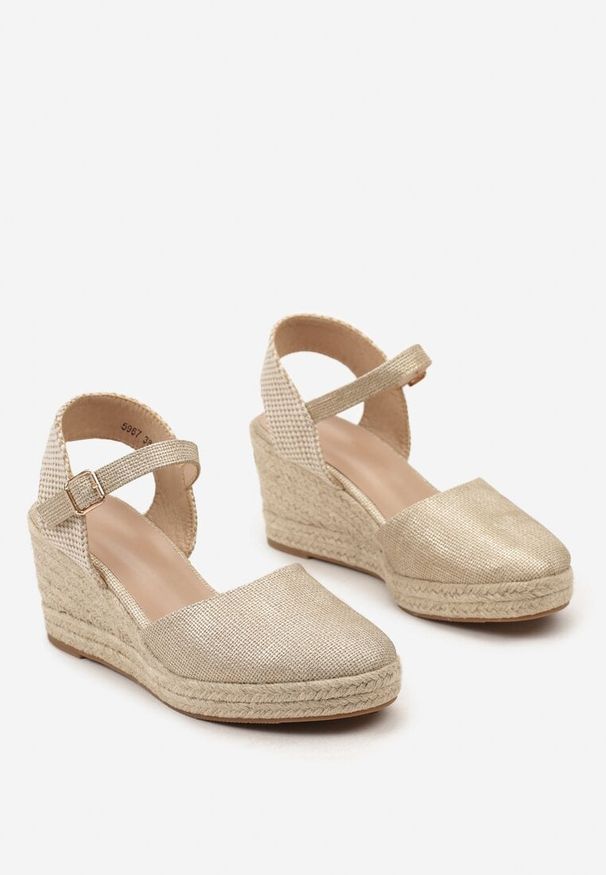 Born2be - Złote Sandały Espadryle na Koturnie z Noskiem z Imitacji Skóry Anirha. Okazja: na co dzień. Zapięcie: pasek. Kolor: złoty. Materiał: skóra. Sezon: lato. Obcas: na koturnie. Styl: elegancki, casual