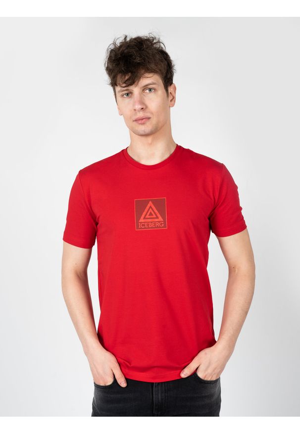 Iceberg T-Shirt "C-Neck" | F020639A | Mężczyzna | Czerwony. Okazja: na co dzień. Kolor: czerwony. Materiał: bawełna, elastan. Wzór: nadruk. Styl: elegancki, casual