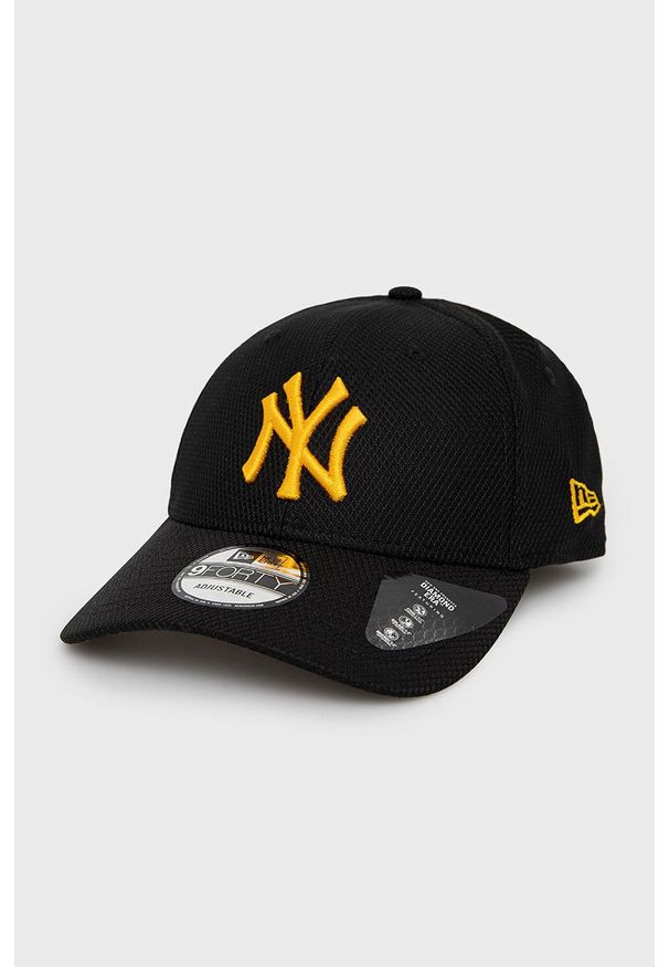 New Era czapka kolor czarny z aplikacją. Kolor: czarny. Wzór: aplikacja
