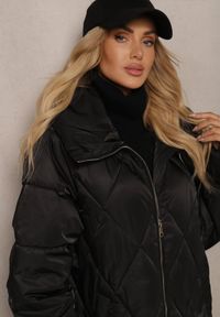 Renee - Czarna Kurtka Pikowana z Kapturem i Rozcięciami Zapinanymi na Napy Etarenea. Okazja: na co dzień. Typ kołnierza: kaptur. Kolekcja: plus size. Kolor: czarny. Długość: długie. Wzór: aplikacja. Materiał: jeans. Długość rękawa: długi rękaw. Styl: elegancki, casual