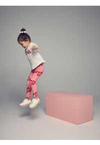 Reserved - Bawełniane legginsy z nadrukiem - różowy. Kolor: różowy. Materiał: bawełna. Wzór: nadruk #1