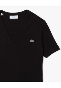 Lacoste - LACOSTE - Czarny t-shirt z dekoltem w serek Slim Fit. Typ kołnierza: dekolt w serek. Kolor: czarny. Materiał: bawełna, prążkowany. Długość rękawa: krótki rękaw. Wzór: haft #3