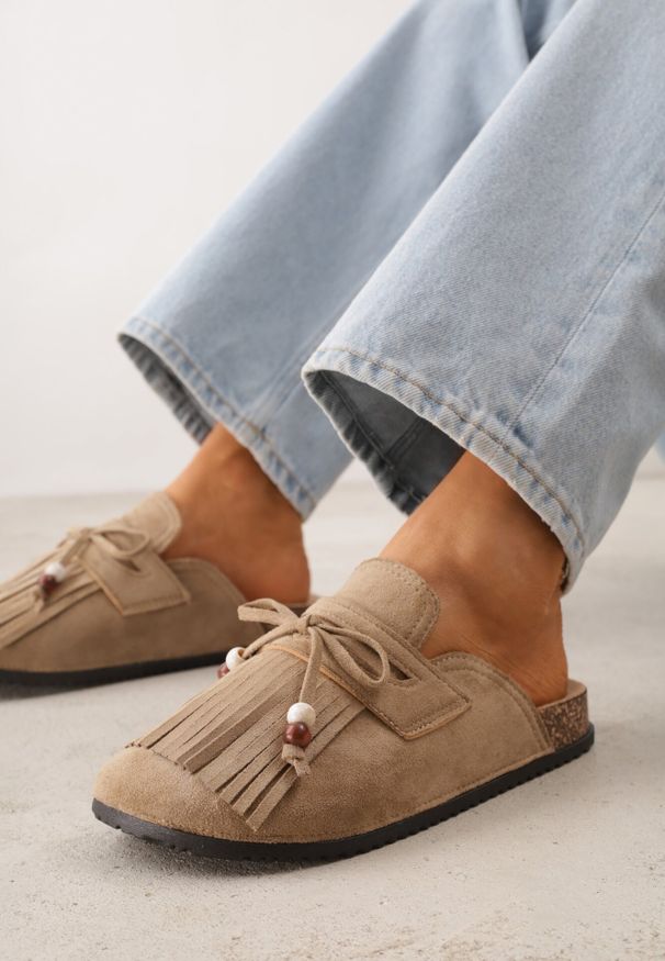 Born2be - Ciemnobeżowe Płaskie Klapki Mule Zdobione Frędzlami i Kokardką z Koralikami Petlame. Okazja: na co dzień. Kolor: beżowy. Materiał: jeans, len. Wzór: aplikacja. Sezon: lato. Styl: boho, elegancki, casual