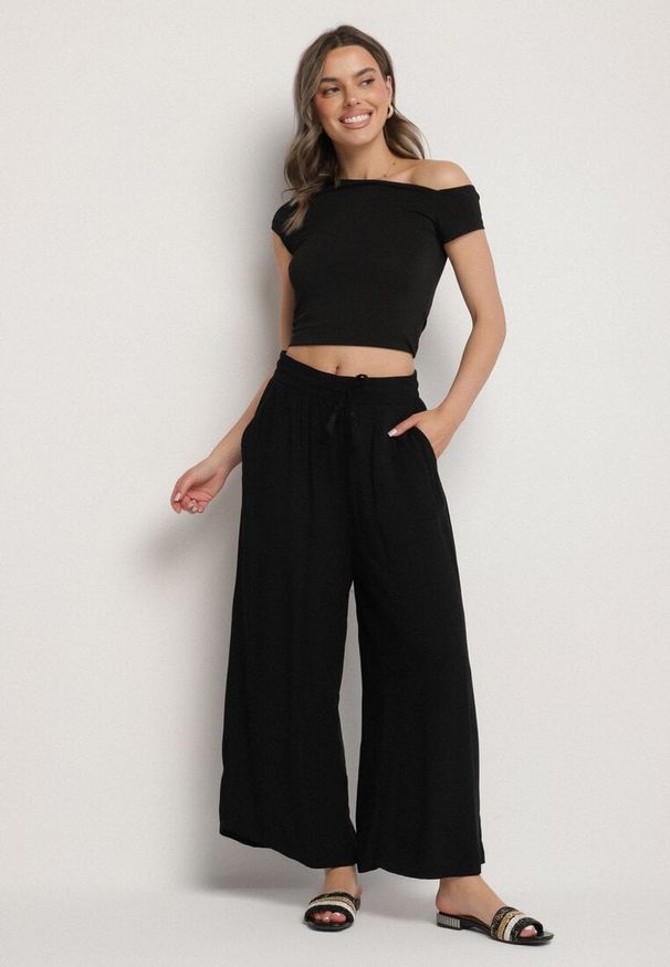 Born2be - Czarne Wiskozowe Spodnie o Szerokim Kroju Ozdobione Sznurkiem Natamia. Okazja: na co dzień, na spotkanie biznesowe. Kolor: czarny. Materiał: wiskoza. Wzór: aplikacja. Styl: klasyczny, casual, elegancki, biznesowy