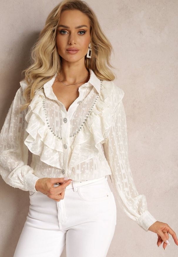 Renee - Jasnobeżowa Koszula Plumeti z Falbanką i Metaliczną Nitką Eutria. Typ kołnierza: kołnierz z falbankami. Kolor: beżowy. Materiał: tkanina. Wzór: aplikacja