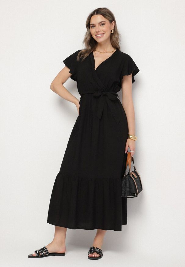 Born2be - Czarna Wiskozowa Sukienka z Kopertowym Dekoltem z Paskiem Savorlisse. Okazja: na co dzień. Kolor: czarny. Materiał: wiskoza. Wzór: aplikacja. Typ sukienki: kopertowe. Styl: casual, klasyczny