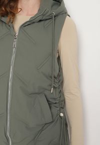 Born2be - Zielona Casualowa Kamizelka z Kapturem i Pikowanymi Przeszyciami Caletta. Okazja: na co dzień. Typ kołnierza: kaptur. Kolor: zielony. Materiał: jeans. Styl: casual #7