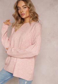 Renee - Jasnoróżowy Sweter o Luźnym Kroju Enian. Kolor: różowy. Materiał: tkanina, dzianina. Długość rękawa: długi rękaw. Długość: długie. Styl: klasyczny #2