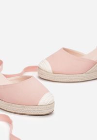 Renee - Różowe Sandały Acalea. Zapięcie: pasek. Kolor: różowy. Materiał: materiał. Obcas: na koturnie #6