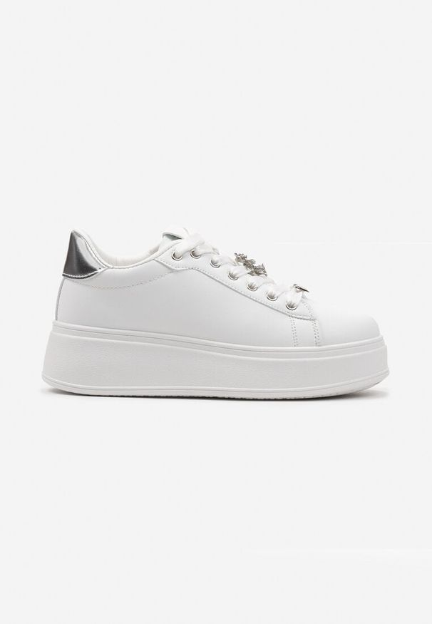Born2be - Biało-Srebrne Sneakersy na Grubej Podeszwie przed Kostkę z Metalowymi Zawieszkami Ozdobionymi Cyrkoniami Nasulla. Wysokość cholewki: przed kostkę. Kolor: biały. Wzór: aplikacja