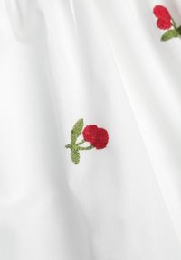 Born2be - Biała Taliowana Bawełniana Sukienka Koktajlowa z Haftem w Wisienki i Gumką w Talii Vimelina. Typ kołnierza: dekolt w kształcie V. Kolor: biały. Materiał: bawełna. Wzór: haft. Styl: wizytowy #6