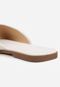 Renee - Białe Klapki na Płaskiej Podeszwie Zdobione Metaliczną Aplikacją Winnessa. Okazja: na co dzień. Kolor: biały. Materiał: jeans. Wzór: aplikacja. Obcas: na płaskiej podeszwie. Styl: casual #2