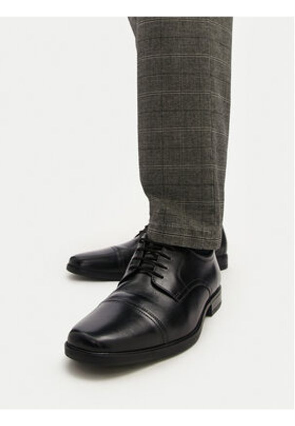 Clarks Półbuty Howard Cap 261620127 Czarny. Kolor: czarny. Materiał: skóra