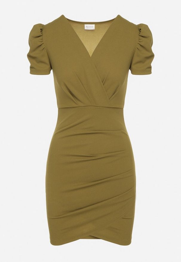 Born2be - Jasnozielona Dopasowana Sukienka z Kopertowym Dekoltem Hallimea. Okazja: na imprezę. Typ kołnierza: dekolt kopertowy. Kolor: zielony. Wzór: aplikacja. Typ sukienki: kopertowe. Styl: klasyczny, elegancki