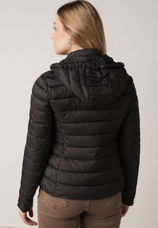 Born2be - Czarna Taliowana Przejściowa Kurtka Pikowana z Odpinanym Kapturem Zinnorae. Okazja: na co dzień. Kolor: czarny. Materiał: jeans, nylon. Styl: casual