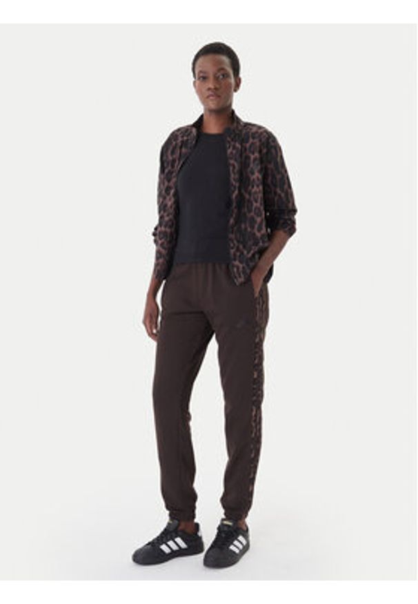 Adidas - adidas Spodnie dresowe Seasonal Essentials Leopard Print KA4720 Brązowy Regular Fit. Kolor: brązowy. Materiał: bawełna. Wzór: nadruk