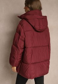 Renee - Bordowa Puchowa Kurtka Oversize z Pikowanymi Przeszyciami i Kapturem Galeana. Okazja: na co dzień. Kolor: czerwony. Materiał: puch. Sezon: zima. Styl: elegancki, casual #3