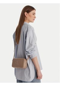 Calvin Klein Torebka Bold Ck Camera Bag LV04F3220G Beżowy. Kolor: beżowy. Materiał: skórzane #6