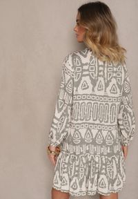 Renee - Zielona Rozkloszowana Sukienka z Wiskozy w Etniczny Print z Wiązaniem z Frędzlami Ravpio. Typ kołnierza: dekolt w kształcie V. Kolor: zielony. Materiał: wiskoza. Długość rękawa: długi rękaw. Wzór: nadruk. Styl: elegancki #3