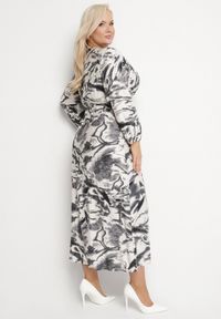 Born2be - Czarna Rozkloszowana Sukienka Kopertowa z Wiskozą w Abstrakcyjny Wzór Dleffia. Okazja: na co dzień. Typ kołnierza: dekolt w serek. Kolekcja: plus size. Kolor: czarny. Materiał: wiskoza. Typ sukienki: kopertowe. Styl: elegancki, casual #6