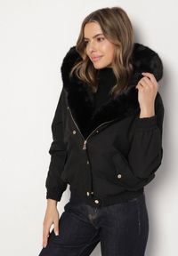 Born2be - Czarna Kurtka Bomberka z Futrzanym Obszyciem i Kapturem Rannasa. Okazja: na co dzień. Kolor: czarny. Materiał: futro. Styl: casual #3
