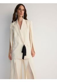 Reserved - Dwurzędowa marynarka z rozcięciami - kremowy. Kolor: kremowy. Materiał: tkanina, bawełna #1