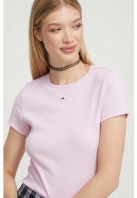 Tommy Jeans t-shirt damski kolor różowy. Okazja: na co dzień. Kolor: różowy. Materiał: bawełna, dzianina, prążkowany. Wzór: aplikacja. Styl: casual