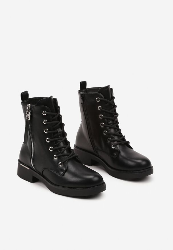 Born2be - Czarne Płaskie Botki w Stylu Workerów Ozdobione Metalicznym Suwakiem Naithia. Okazja: na co dzień. Kolor: czarny. Materiał: wełna, skóra, jeans. Wzór: aplikacja. Obcas: na obcasie. Styl: casual, rockowy, elegancki. Wysokość obcasa: niski