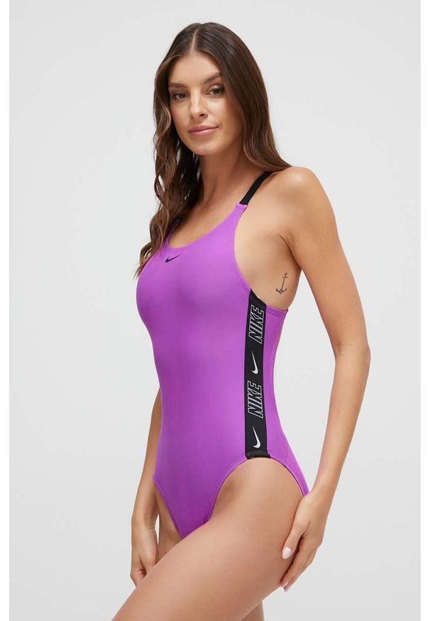Nike jednoczęściowy strój kąpielowy Logo Tape kolor fioletowy miękka miseczka. Kolor: fioletowy. Materiał: skóra, materiał, włókno
