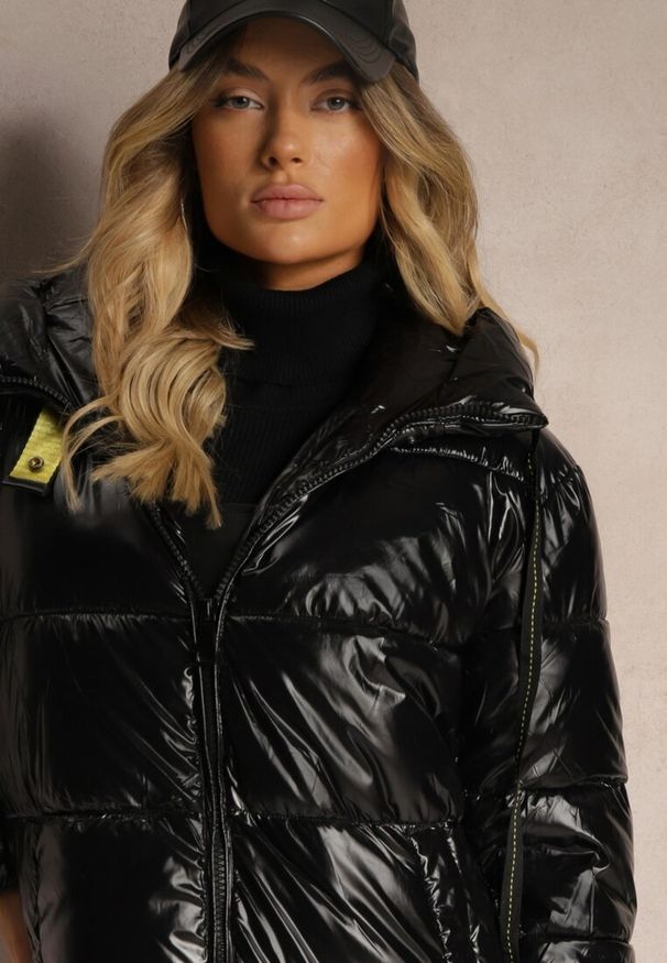 Renee - Czarna Kurtka Pikowana Ozdobiona Połyskiem Arkolla. Okazja: na co dzień, na imprezę. Kolor: czarny. Materiał: jeans. Wzór: aplikacja. Styl: glamour, casual, elegancki