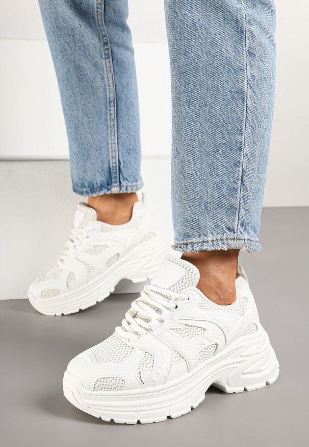Renee - Białe Sneakersy na Platformie z Tłoczeniem i Geometrycznym Wzorem Melvila. Kolor: biały. Materiał: jeans. Wzór: geometria. Obcas: na platformie