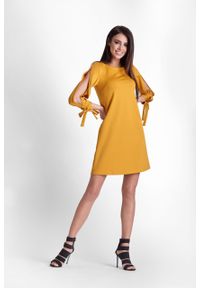 e-margeritka - Sukienka z rozciętymi rękawami musztardowa - 42. Kolor: żółty. Materiał: tkanina, poliester, elastan, materiał. Sezon: wiosna. Typ sukienki: trapezowe, proste. Styl: elegancki. Długość: mini