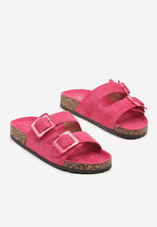 Born2be - Fuksjowe Klapki na Grubej Korkowej Podeszwie z Ozdobnymi Klamrami Telilora. Okazja: na co dzień, na spacer. Kolor: różowy. Sezon: lato. Styl: casual