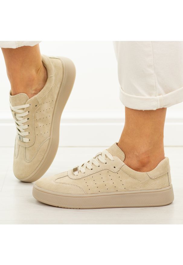 Beżowe skórzane półbuty damskie Filippo Dp7524/26. Okazja: na co dzień. Nosek buta: okrągły. Zapięcie: sznurówki. Kolor: beżowy. Materiał: nubuk, skóra. Sezon: wiosna, lato, jesień. Obcas: na płaskiej podeszwie. Styl: casual, klasyczny, elegancki