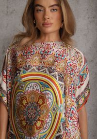 Renee - Beżowe Satynowe Ponczo z Jedwabiem i Wiskozą w Stylu Boho Prixeis. Okazja: na co dzień. Kolor: beżowy. Materiał: jedwab, wiskoza, satyna. Wzór: nadruk. Styl: boho #7