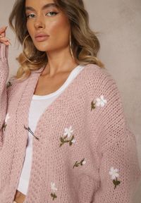 Renee - Różowy Kardigan w Kwiatowe Aplikacje z Zapięciem na Elegancką Agrafkę Patista. Okazja: na co dzień, do pracy. Kolor: różowy. Materiał: bawełna. Wzór: aplikacja, kwiaty. Styl: elegancki #3