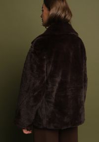 Born2be - Brązowa Kurtka Futerko o Dwurzędowym Kroju Oversize Nalizana. Okazja: na co dzień. Kolor: brązowy. Materiał: futro. Długość rękawa: długi rękaw. Długość: długie. Styl: casual, elegancki #7