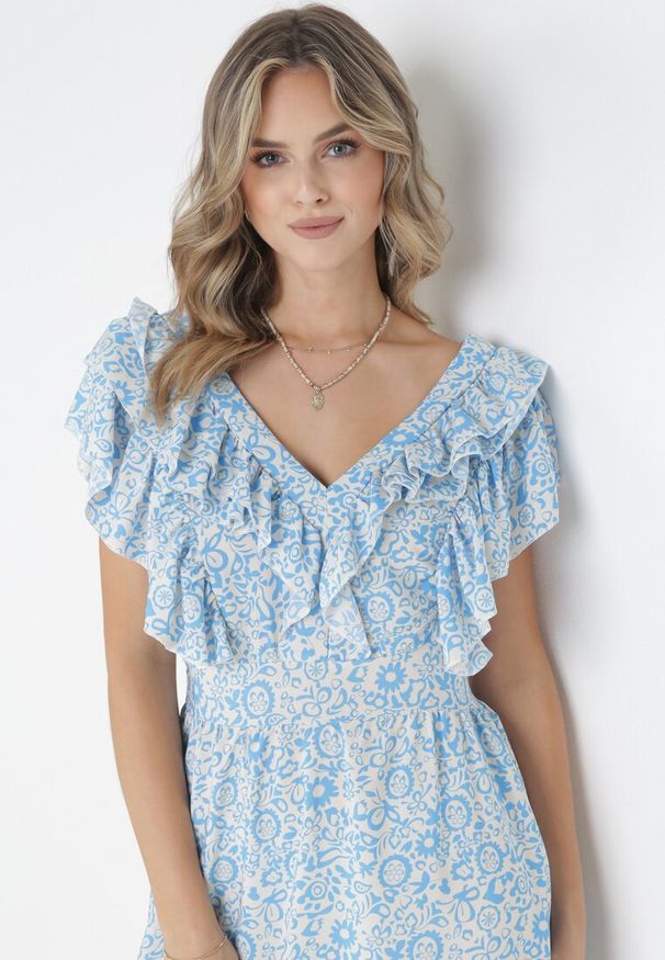 Born2be - Niebieska Rozkloszowana Sukienka Maxi z Ozdobnym Dekoltem i Gumką w Talii z Wiskozy Adyni. Typ kołnierza: kołnierz z falbankami. Kolor: niebieski. Materiał: wiskoza. Długość rękawa: bez rękawów. Długość: maxi