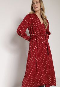 Born2be - Bordowa Kopertowa Sukienka z Wiązaniem w Pasie i Metalicznym Nadrukiem Reisana. Okazja: na co dzień. Typ kołnierza: dekolt w serek. Kolor: czerwony. Wzór: nadruk. Typ sukienki: kopertowe. Styl: casual, elegancki, klasyczny #4