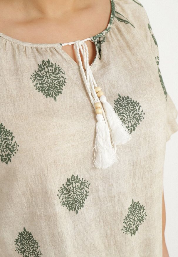 Born2be - Zielona Wiskozowa Sukienka w Stylu Boho z Frędzlami i Falbankami Korilia. Typ kołnierza: kołnierz z falbankami. Kolor: zielony. Materiał: wiskoza. Sezon: lato. Styl: boho