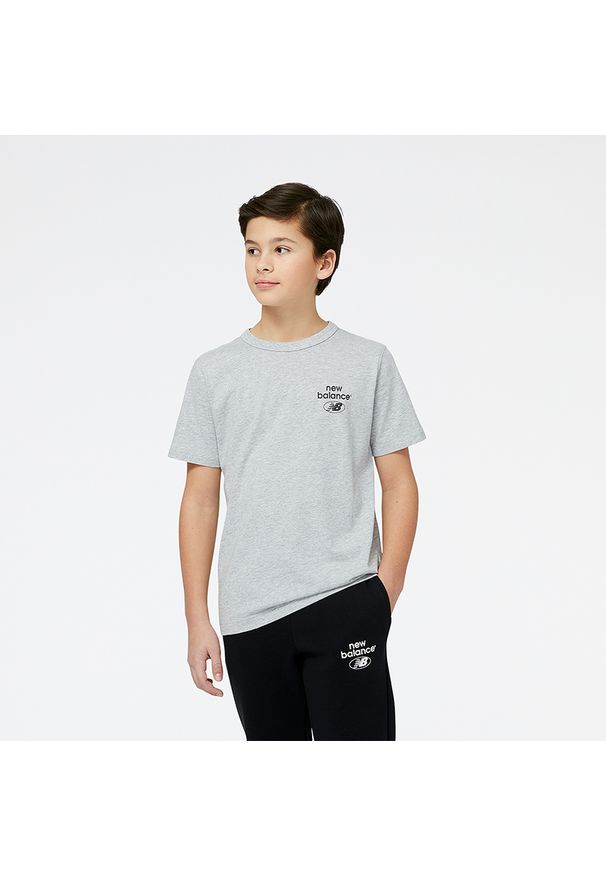 Koszulka dziecięca New Balance YT31518AG – szara. Kolor: szary. Materiał: bawełna. Wzór: napisy