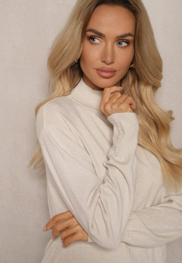 Renee - Jasnobeżowy Brokatowy Sweter z Wiskozą i Ozdobnymi Guzikami Onorvia. Okazja: na co dzień. Kolor: beżowy. Materiał: wiskoza. Styl: casual, klasyczny