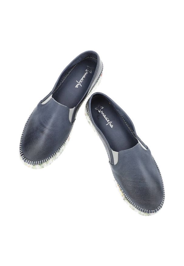 Niebieskie Wygodne Półbuty Maciejka Modne Buty Damskie. Okazja: na spacer, na co dzień. Zapięcie: bez zapięcia. Kolor: niebieski. Materiał: guma, skóra. Wzór: kwiaty. Sezon: wiosna. Styl: casual
